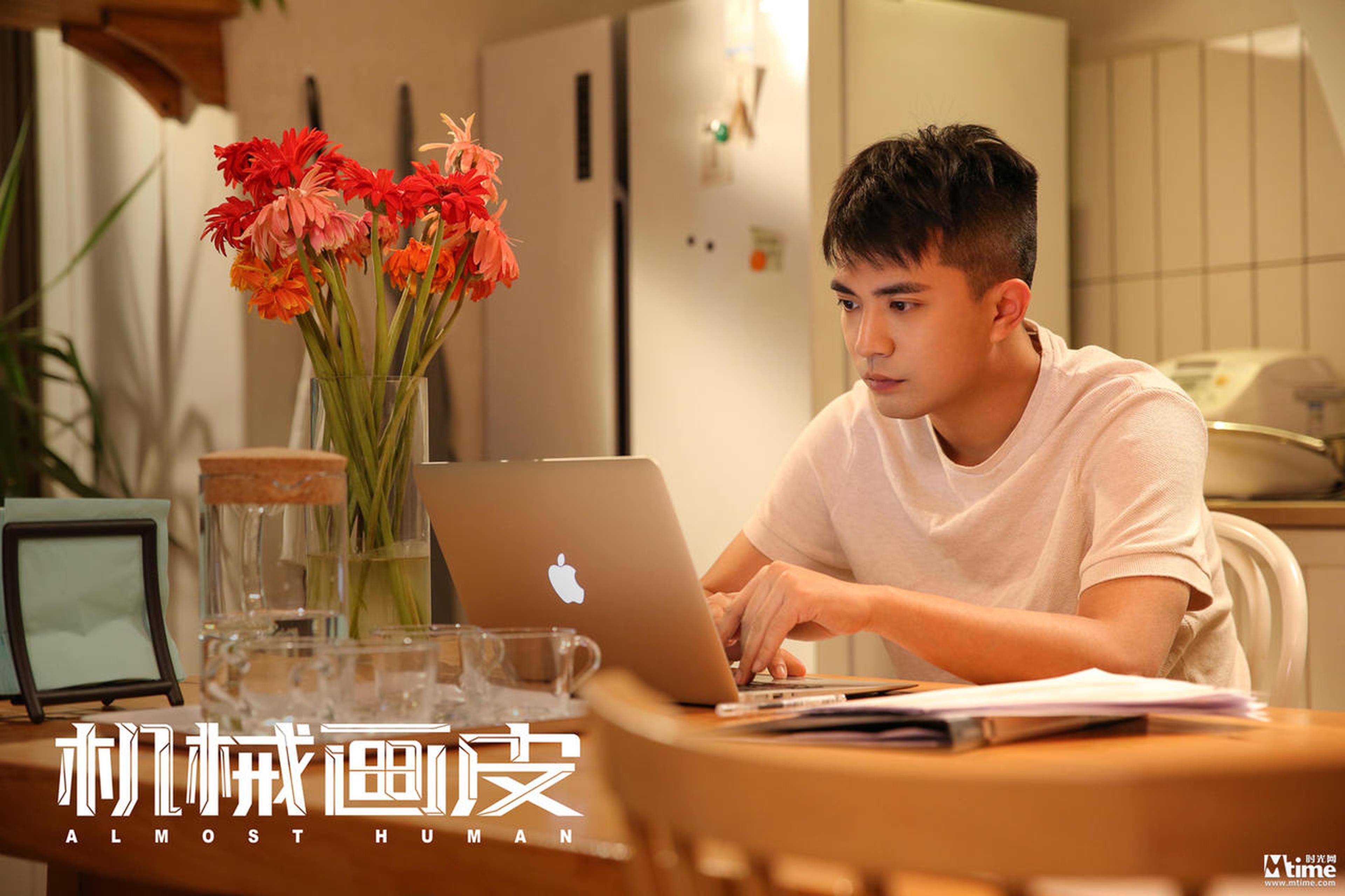 王升埋头工作