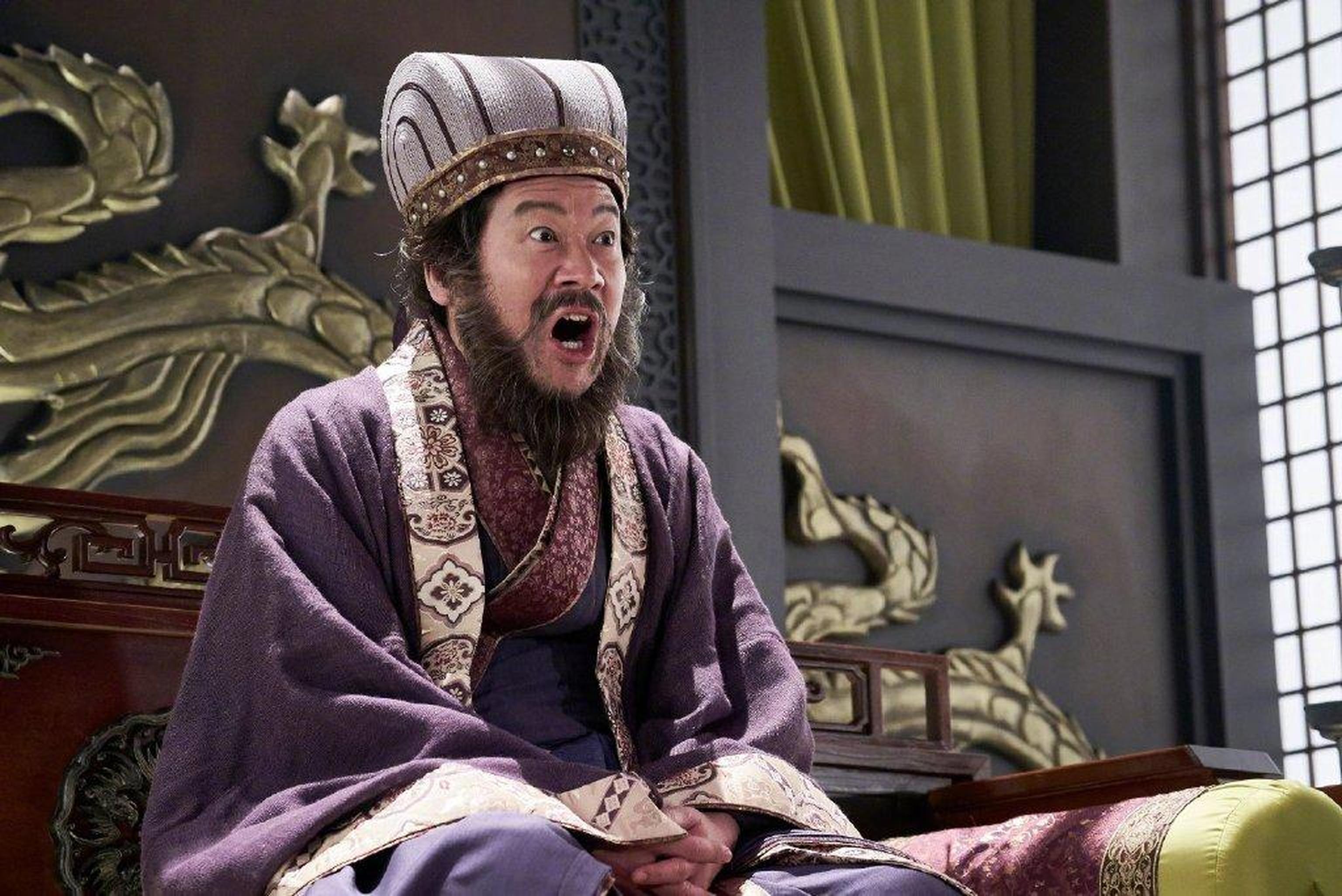 佐藤二朗扮演董卓