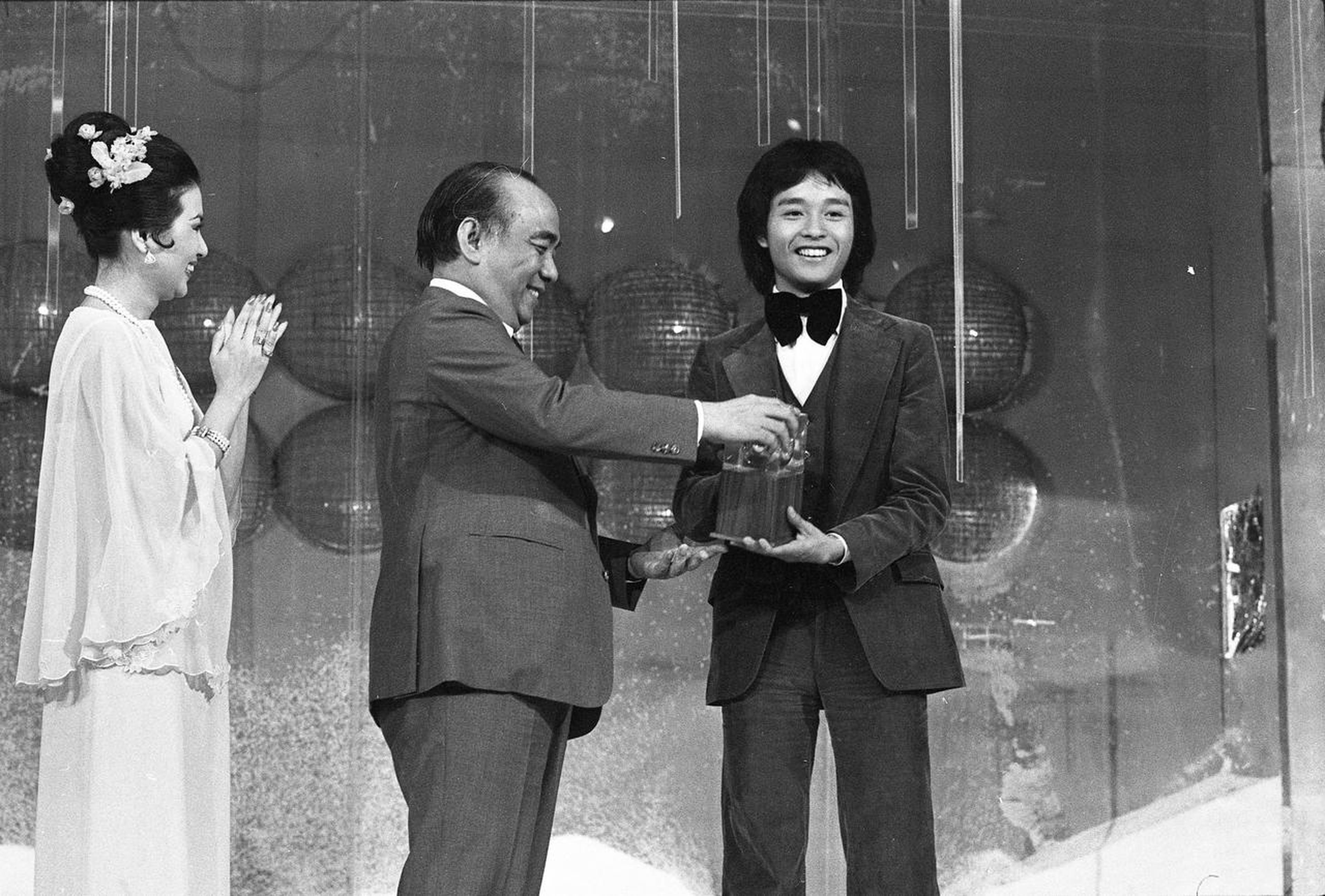 张国荣第一次出道的珍贵影像。1977年5月，年仅 21 岁的张国荣以一曲《American Pie》荣获“电视亚洲歌唱大赛”的亚军。不久后， 他便签约丽的电视(后来的香港亚视)，正式走上演艺之路。
